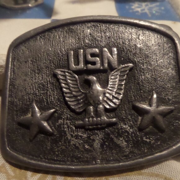 Vintage U.S. Navy belt buckle featuring the "USN" insignia - Picture 4 of 5